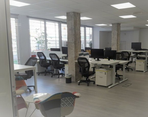 Large, modern, comfortable office with different environments. Capacity up to 30 people.