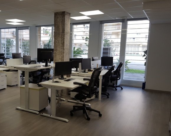 Nuestro despacho #21 es una amplia oficina multipuesto que ofrece luz natural en todos los compartimentos y con salida a la terraza, equipada con sillas y mesas.